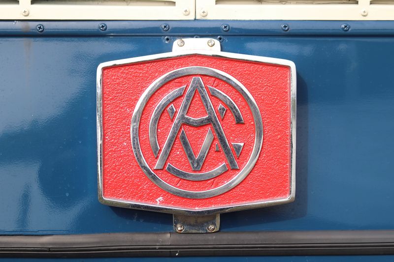 Rondrit met museumbussen door Arnhem